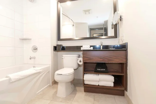 جناح قياسي بسرير كينج بمطبخ صغير، Sandman Signature Toronto Airport Hotel 4/5