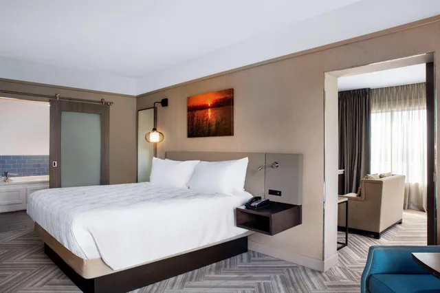 جناح بسرير كينج بشرفة بغرفة نوم واحدة، Hilton Garden Inn Mobile Downtown 1/4