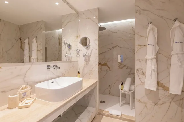 غرفة بريميوم بسرير كينج بإطلالة على المسبح بشرفة، Pagoda Hotel Residence 4/4