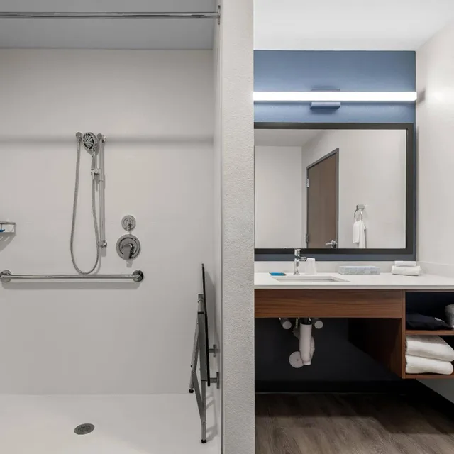 Room, King Bed, Everhome Suites Wichita Northeast 8/10