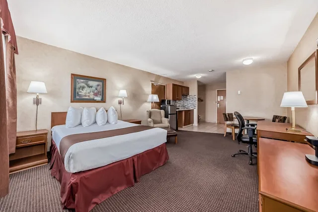 غرفة اقتصادية مفردة بسرير كوين بمطبخ صغير، Stony Plain Inn & Suites 1/2