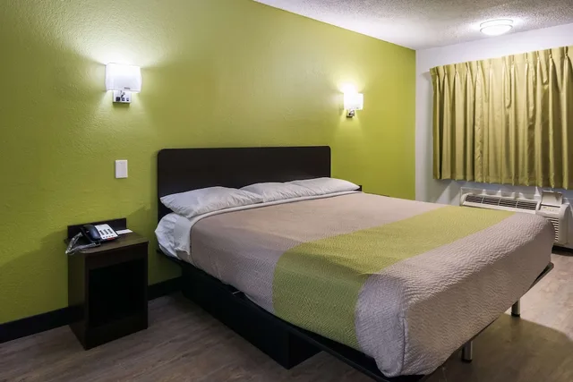 غرفة ديلوكس بسرير كينج للمدخنين، Motel6 Irving, TX - Loop 12 4/10