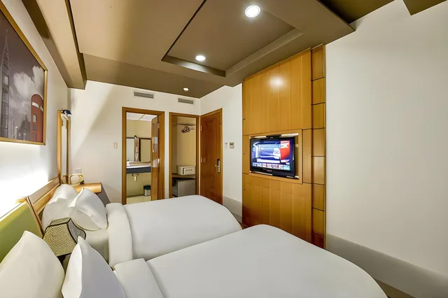 Deluxe, Twin Beds, No Window، The Noble Swan Saigon 2/2
