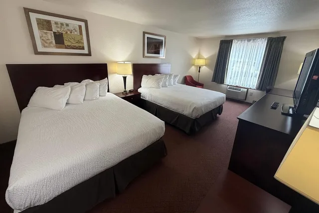غرفة بسريرين كوين يُسمح فيها بالحيوانات الأليفة، Travelodge by Wyndham Ishpeming/Marquette 2/2