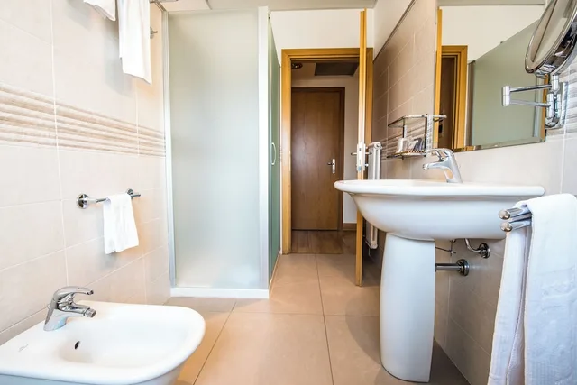 غرفة عائلية بسرير كوين وسرير فردي، Hotel Touring Carpi 4/4