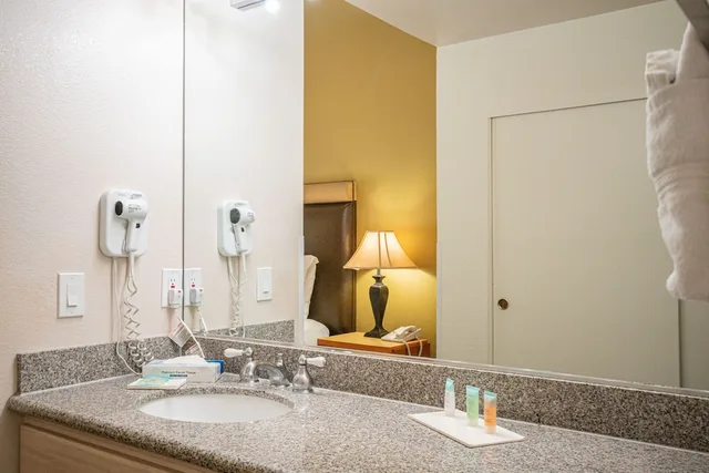 2 Bedrooms, King and Twin Beds, Sofa, Kitchen, Desert Breezes Resort 8/10