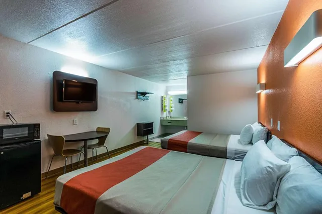 2 Queen Beds - Mobil Access Tub Nsmk Micfridg، Motel6 Cleveland, TX 2/8