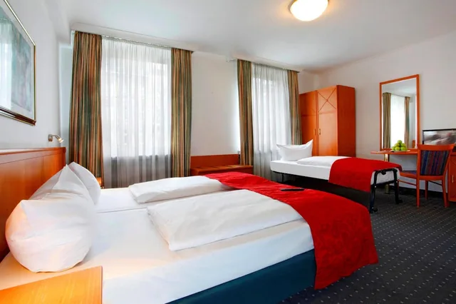 غرفة قياسية ثلاثية بسرير مزدوج وسرير فردي، Centro Hotel Royal 3/6