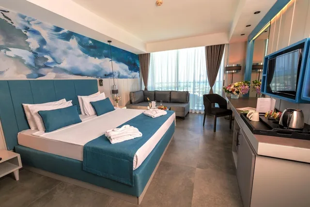 غرفة قياسية بسرير كوين مع أريكة، Crystal Centro Resort 3/7