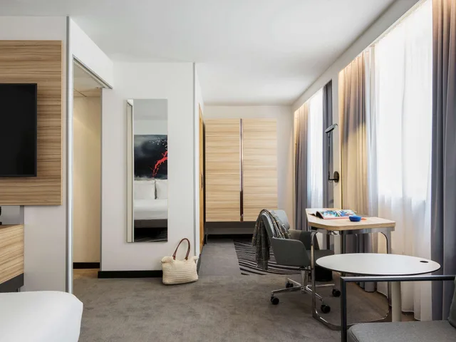 غرفة تنفيذية بسرير مزدوج مع أريكة، Novotel Den Haag City Centre Hotel 9/9