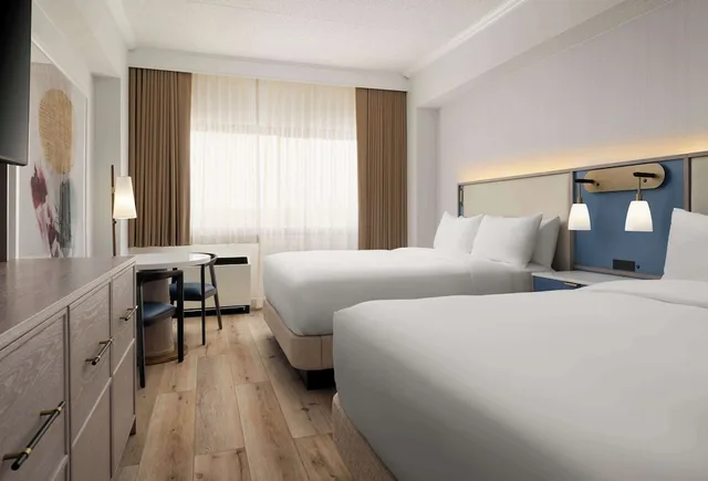 جناح فاخر بسرير كينج وسريرين كوين بغرفتي نوم، Sonesta White Plains 1/2