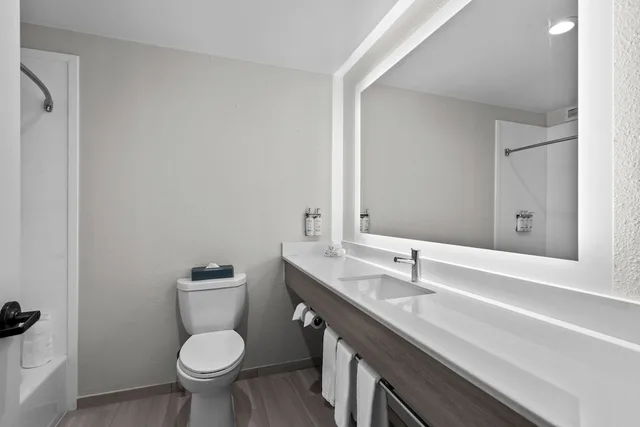 جناح بسرير كينج بغرفة نوم واحدة، Holiday Inn Express & Suites West Point - Fort Montgomery 3/4