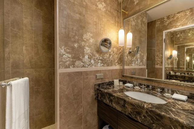 غرفة بسرير كينج بإطلالة على البحيرة بشرفة، Hotel Atlantic Hamburg, Autograph Collection 4/4