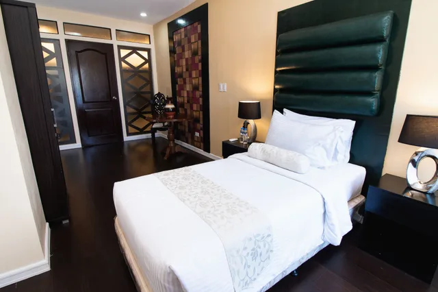 Sierra, Suite, 1 Queen and 1 Single Bed، Sierra Hotel 2/3