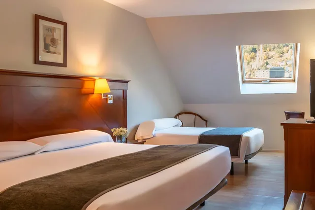 غرفة ثلاثية بسرير فردي، Hesperia Andorra 2/10