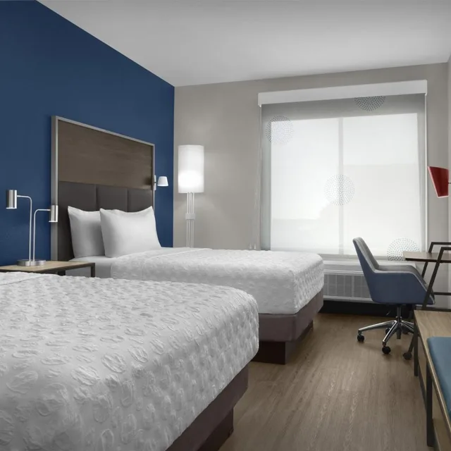 غرفة بسرير كينج وسريرين كوين، Tru by Hilton Midland East 1/3
