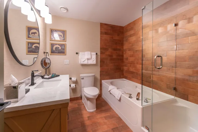 Designer, Bunk Bed, Queen Bed, Jetted Tub، Prestige Harbourfront Resort, WorldHotels Luxury 3/3