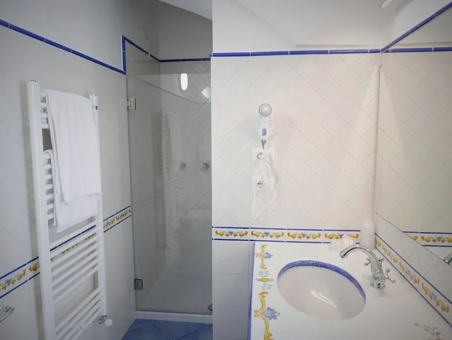 غرفة قياسية بسريرين منفصلين بإطلالة على المدينة، Hotel Vittoria Positano 3/3