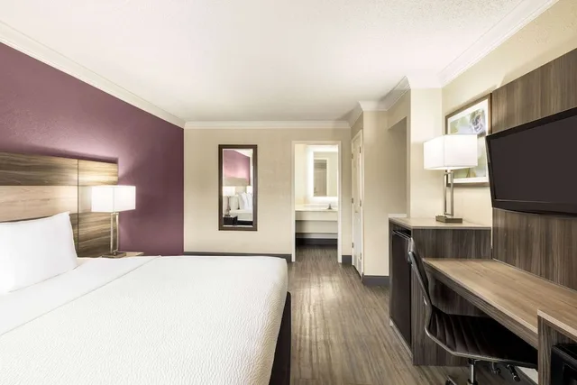 غرفة بسرير كينج، La Quinta Inn San Antonio Lackland 1/10