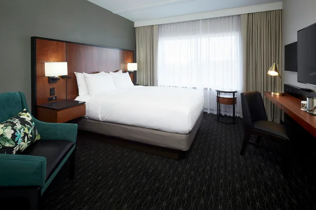 غرفة بسرير كوين لذوي الإعاقة، Doubletree by Hilton Montreal Airport 1/2