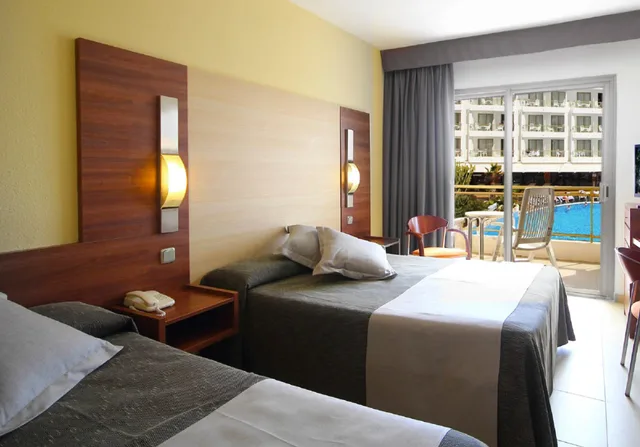 غرفة بريميوم رباعية، AQUA Hotel Aquamarina & Spa 1/3
