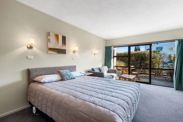 استوديو بسرير كينج بشرفة، Aspiring Lodge Motel 1/2