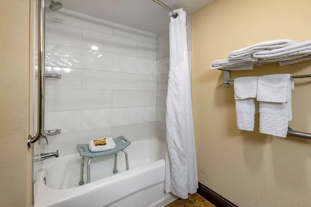 غرفة بسرير كينج بحوض استحمام لذوي الإعاقة، Best Western Plus Flagler Beach Area Inn & Suites 2/2