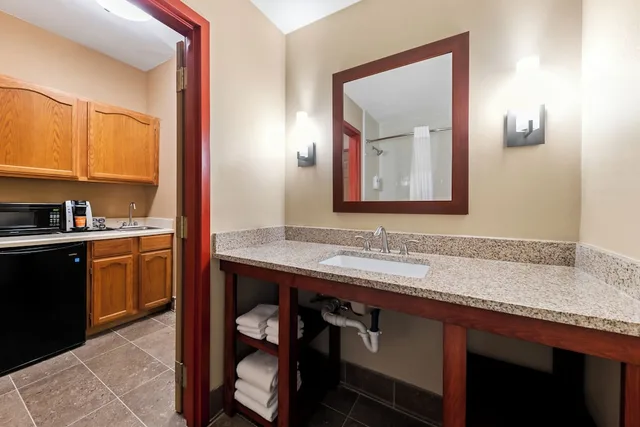 جناح استوديو بسريرين كوين، Roanoke Suites 2/4