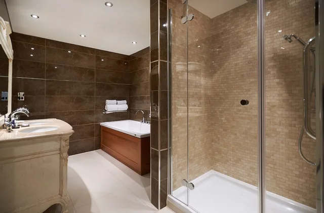 غرفة ديلوكس بسريرين منفصلين بإطلالة على المدينة، DoubleTree by Hilton Hotel & Spa Liverpool 3/3