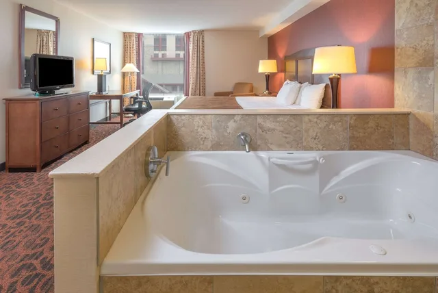 جناح استوديو ديلوكس بسرير كينج، Ramada by Wyndham Niagara Falls/Fallsview 2/2