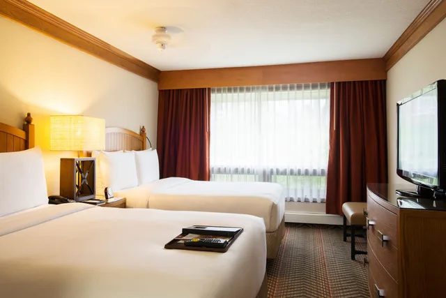 غرفة ديلوكس بسريرين مزدوجين، Fairmont Jasper Park Lodge 1/6