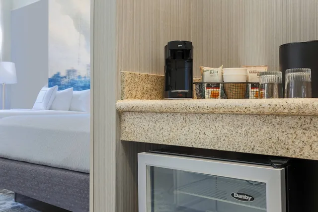 جناح بسريرين كوين بغرفة نوم واحدة مع أريكة لذوي الإعاقة، Courtyard by Marriott Pittsburgh Downtown 4/4
