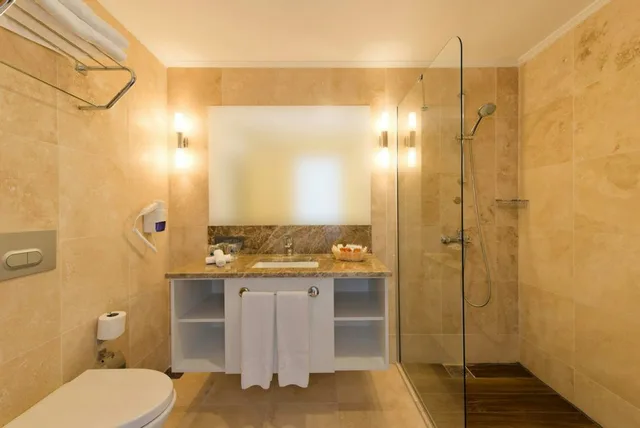 غرفة كلوب بإطلالة على البحر، Bellazure Hotel 4/4