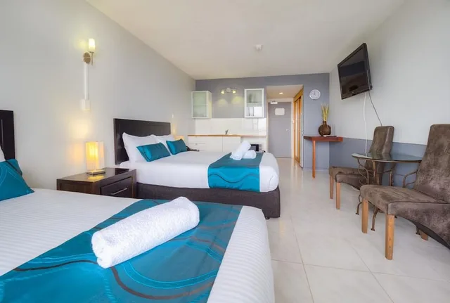 Premium, 1 Double and 1 Single Bed, BAYVIEW TOWER 1/4