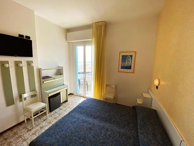 غرفة ثلاثية بشرفة بإطلالة جزئية على البحر، Hotel Levante 1/3