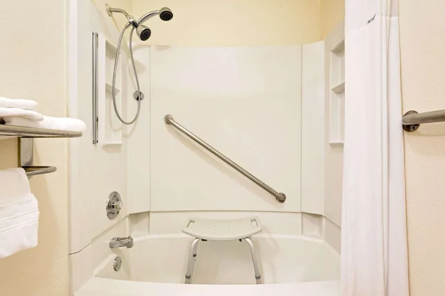 غرفة بسرير كوين بحوض استحمام لذوي الإعاقة، Days Inn by Wyndham Fairmont 7/8
