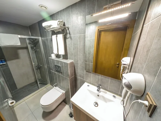 جناح عائلي، Airport Express Hotel 5/8