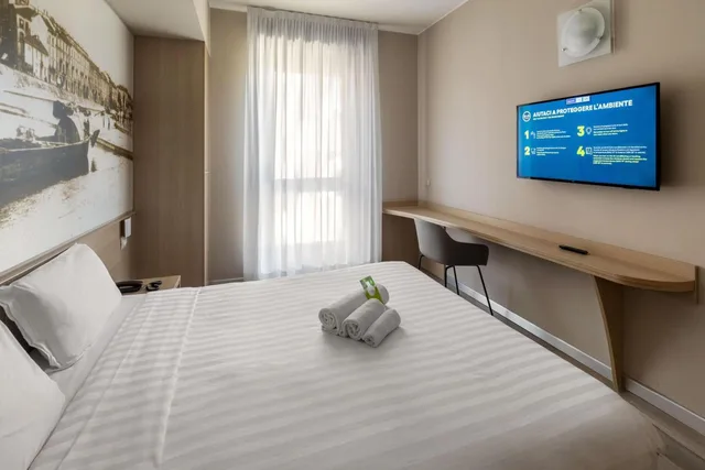 Room, Queen Bed, B&B Hotel Milano Portello 4/10