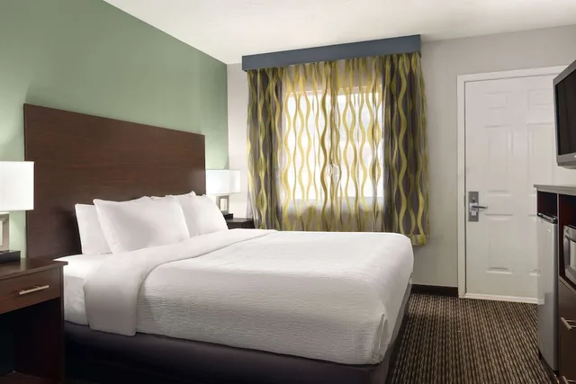 غرفة بسرير كينج لذوي الإعاقة، Wingate by Wyndham Cedar City 1/8