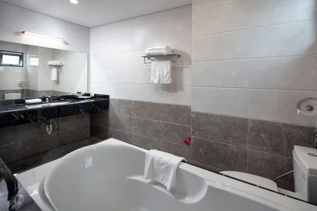 غرفة عائلية بسرير كوين وسرير فردي بإطلالة على المدينة، Grand Dragon Hotel Hanoi 4/4