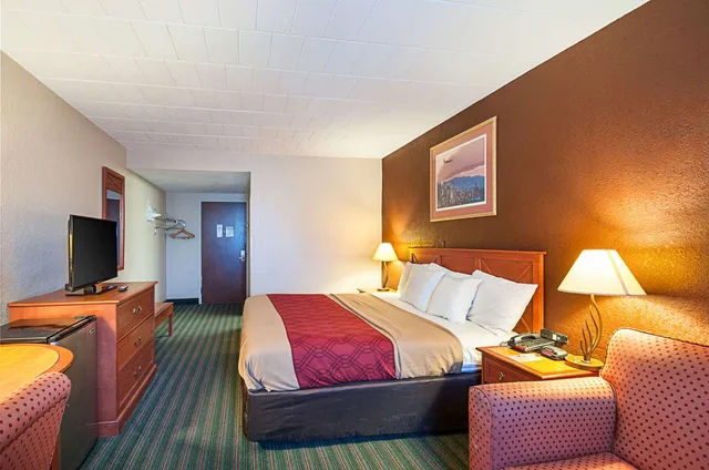 غرفة بسرير كينج للمدخنين، Quality Inn Near Pimlico Racetrack 2/4