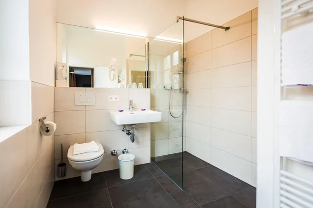 Room, Queen Bed, Markus Sittikus Hotel Sigl Gmbh 6/7