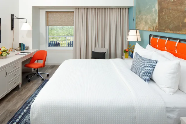 جناح بسرير كينج بغرفة نوم واحدة يُسمح فيها بالحيوانات الأليفة، Hotel Indigo Orange Beach Gulf Shores 1/6