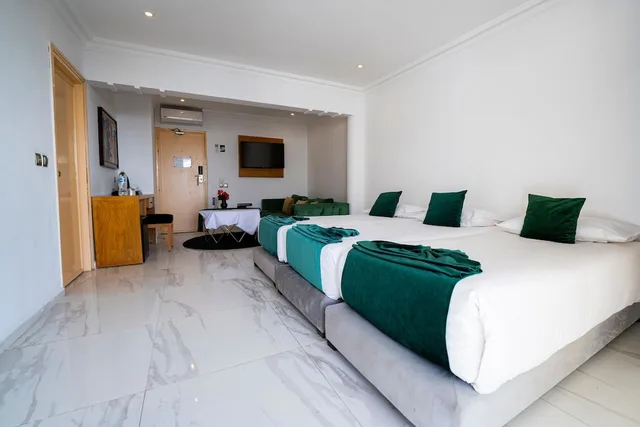 جناح عائلي بثلاثة أسرّة وسرير كوين بغرفتي نوم مع أريكة، Argana Hotel 6/10