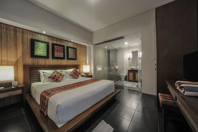 غرفة بسرير مزدوج وسريرين منفصلين بغرفتي نوم بمسبح خاص، Gaing Mas Jimbaran Villas By Gaing Mas Group 2/10
