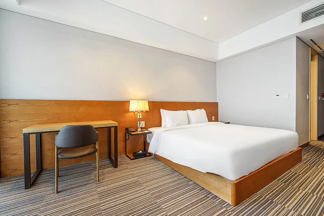غرفة قياسية بسرير كينج، Golden Tulip Incheon Airport Hotel and Suites 2/4