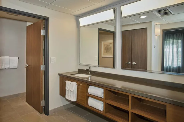جناح بسرير كينج بغرفة نوم واحدة مع أريكة لذوي الإعاقة، Courtyard By Marriott Wausau 2/2
