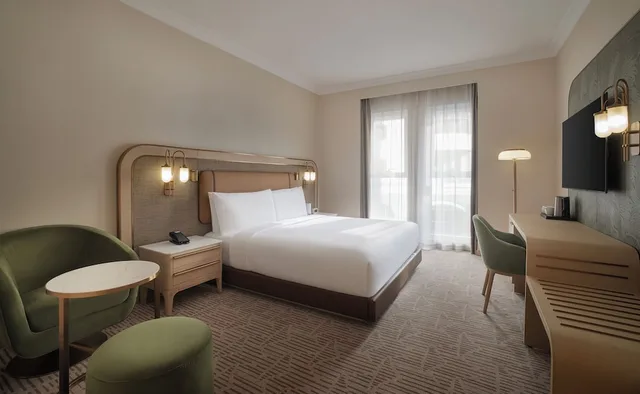 غرفة بسرير كينج لذوي الإعاقة، Diyar Ajwa, Tapestry Collection by Hilton 10/15