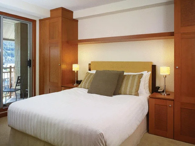 جناح بسرير مزدوج بغرفتي نوم في طابق مرتفع، Pan Pacific Whistler Village Centre 1/4