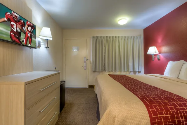 غرفة ديلوكس بسرير كينج، Red Roof Inn Memphis East 1/6
